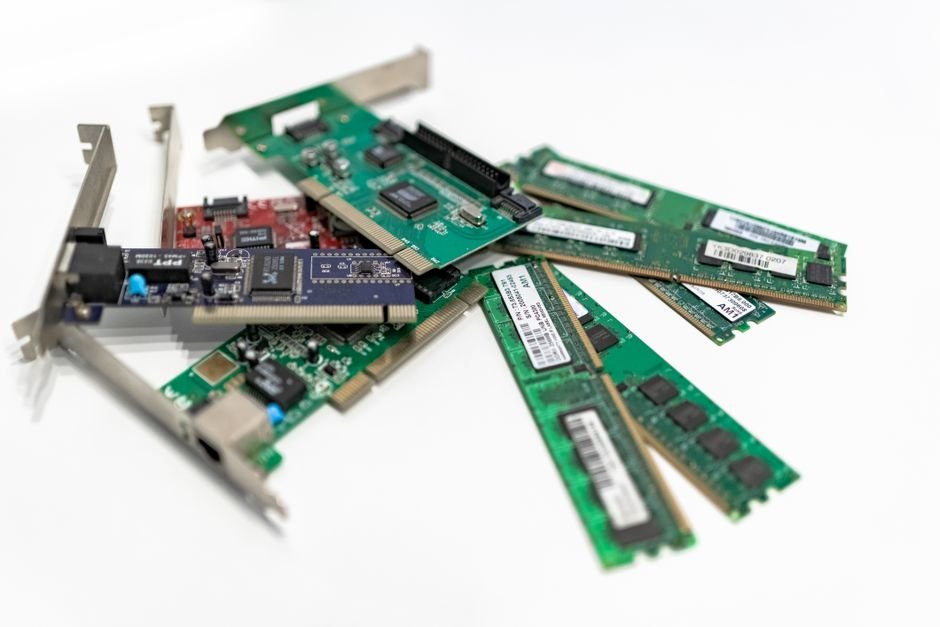 Dual DDR4 and DDR5 memory modules displayed for PC hardware comparison