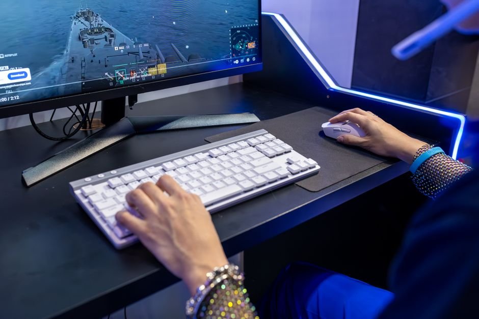 Gamer engaging in high frame rate multiplayer action on responsive gaming computer