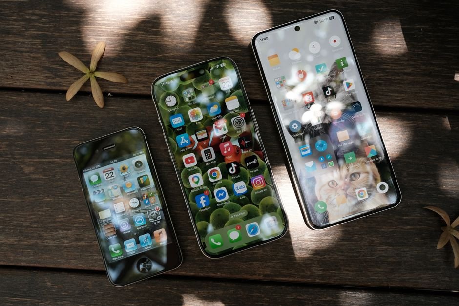Modern smartphone displaying responsive application icons under daylight