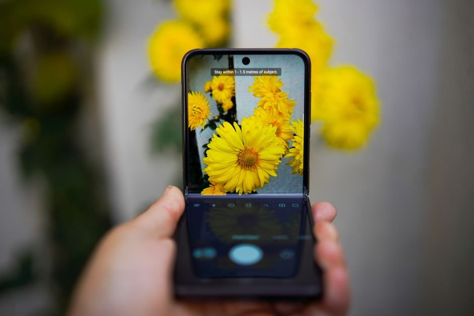 Using a foldable smartphone in flex mode to capture stable landscape photos without a tripod