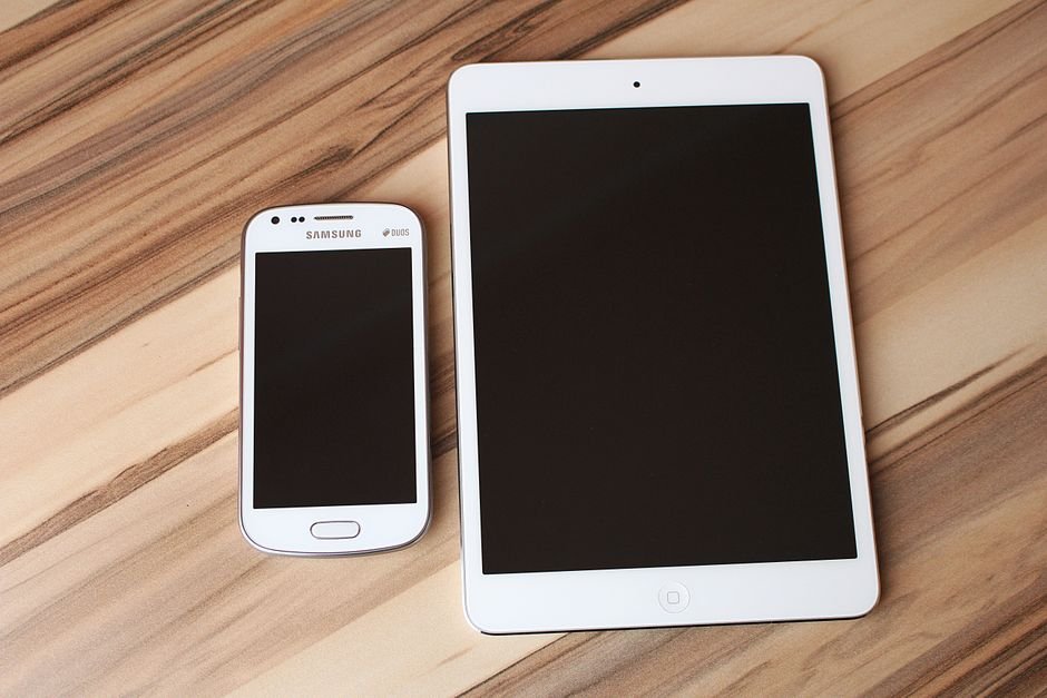 Contrasting screen real estate between portable mobile phone and tablet display