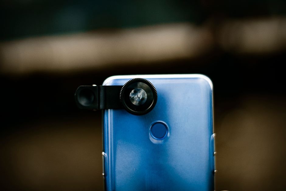 Smartphone optical zoom periscope lens illustration in natural light